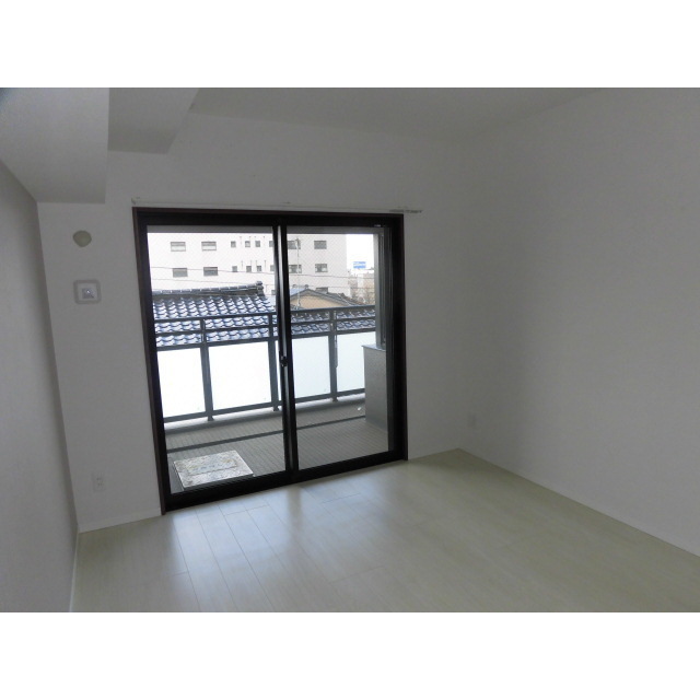 プレミア金沢中央通 303号室