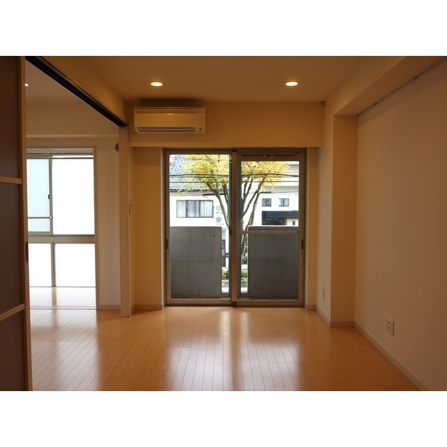 エスカイア神通 201号室